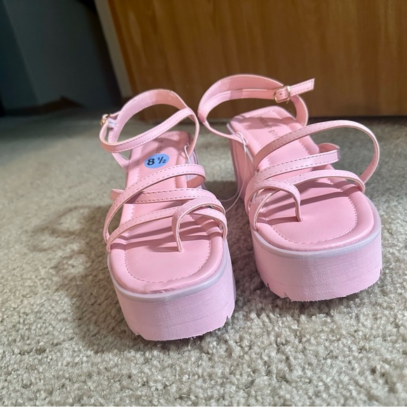 Madden Girl | Vaultt Wedge Platform Strappy Sandal in Pink Paris, size 8.5 - Picture 6 of 10
